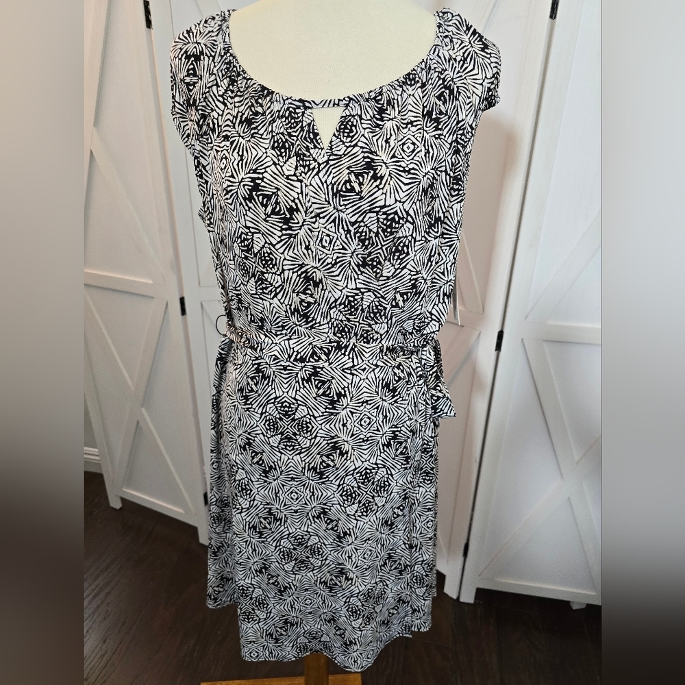 Laundry By Design Black & White Printed Sheath Knee Length Cap Sleeve